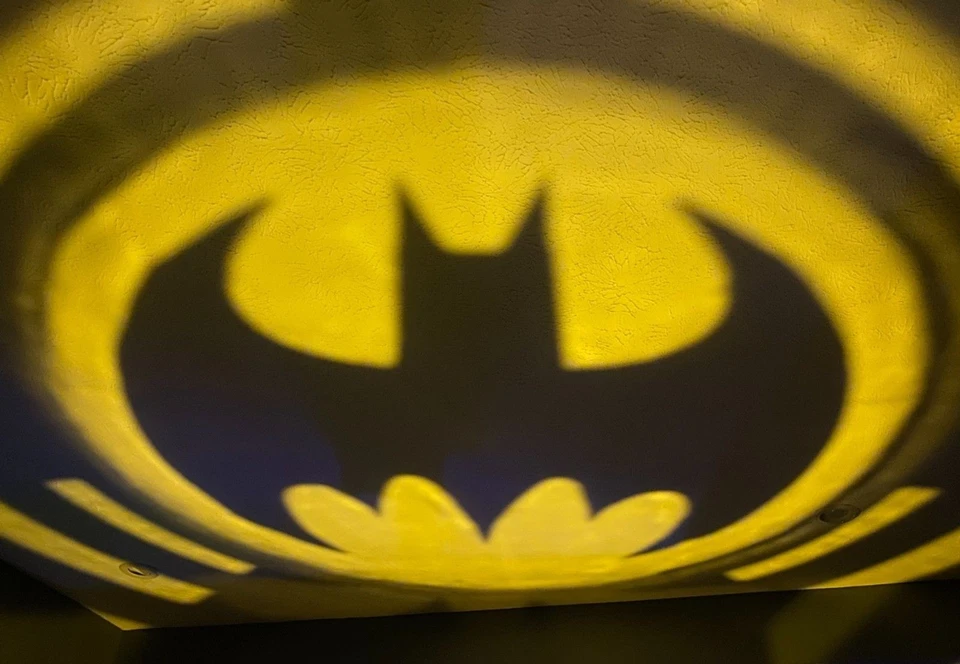 Batman Bat Signal Projetor Luz de Mesa - USB-C ou Bateria Operado NOVO na Caixa! - Imagem 1 de 4