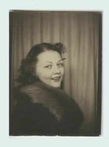 1930s Photo Booth Portraits of young Lady of Style, Leona (2) - Picture 1 of 2