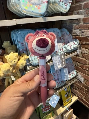 2025 Disney Parks Pixar Toy Story Lotso Pluma de peluche Nuevo Foto 1 de 2