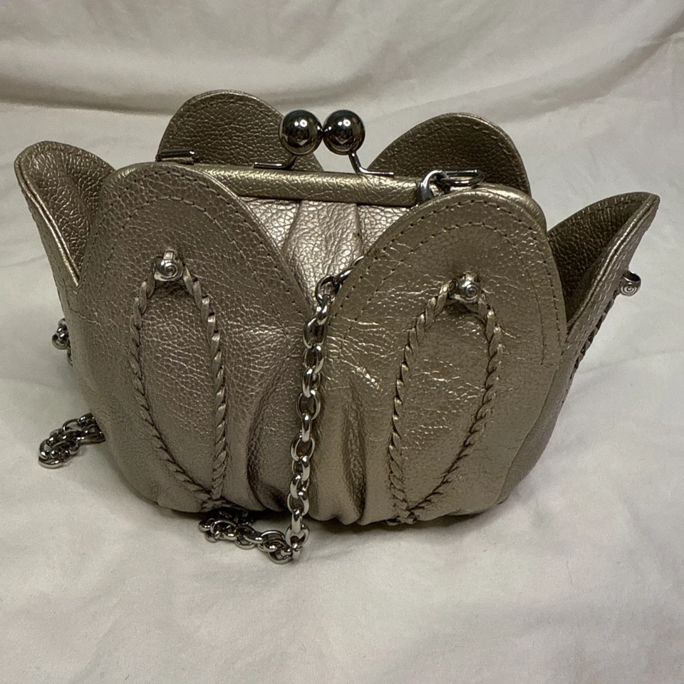 Mini Bolso Brighton Tulipán Pétalos Cuero Dorado Bloqueo de Beso con Correa de Cadena 5 H x 7.5 L Foto 1 de 4