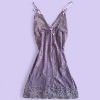 Vestido Babydoll Vintage de Renda Lilás Tamanho P Malha Transparente Laços de Cetim Ano Novo - Imagem 1 de 4