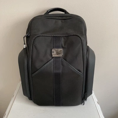 "Mochila técnica grande para computadora portátil Tumi Alpha Bravo ESPORTS PRO 18,0"" negra de viaje" Foto 1 de 4