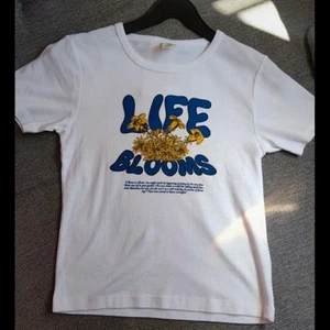 Urban Outfitters T-Shirt Print Life Blooms Blau Gelb Y2k Cropped - Bild 1 von 2