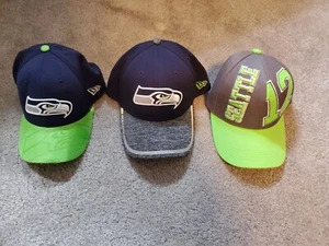 Menge 3 SEATTLE SEAHAWKS Hüte NFL bestickt Caps Kind Jugend Small Medium  - Bild 1 von 12