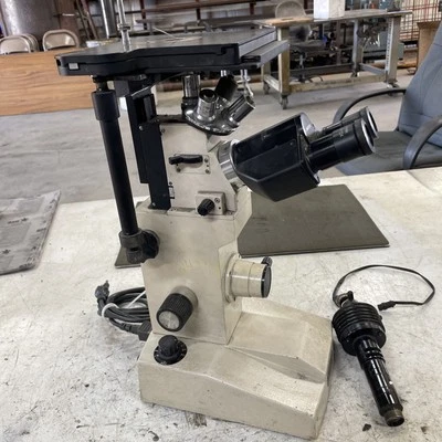 MICROSCOPIO INVERTIDO UNITRON MC85432 CON ESCENARIO, ILUMINADOR Y LENTE Foto 1 de 4