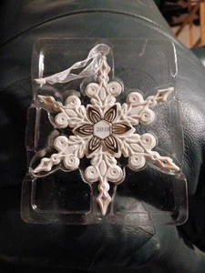 2018 Hallmark Andenken Porzellan Schneeflocke Ornament-Tom Best Brandneu in Box - Bild 1 von 6