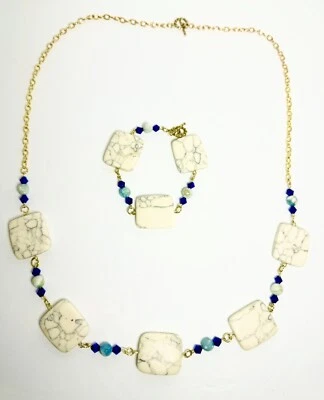 Conjunto de pulsera de collar de howlita blanca con detalles de cuentas de vidrio azul cadena dorada palanca Foto 1 de 4