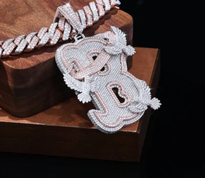 Colgante personalizado VVS Moissanita letra helada "B" con palomas chapado en oro rosa Foto 1 de 4