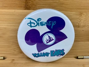 Disneyland Voluntears Volunt Ears 1992 miembro del elenco sombrero púrpura verde azulado botón de 3" - Imagen 1 de 2