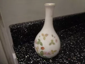 VINTAGE WEDGWOOD WILD STRAWBERRY BUD VASE - Picture 1 of 2