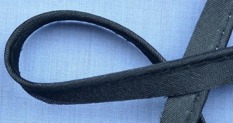 Borde de tubería satinado negro de 10 mm (por metro) Foto 1 de 1