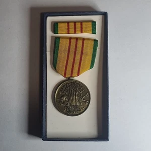 Vietnam Service Full Size Award Medal With Ribbon Bar - Picture 1 of 4