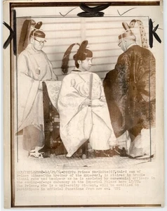 GIAPPONE principe ereditario NORIHITO abito tradizionale e copricapo TOKYO 1974 foto stampa - Foto 1 di 2