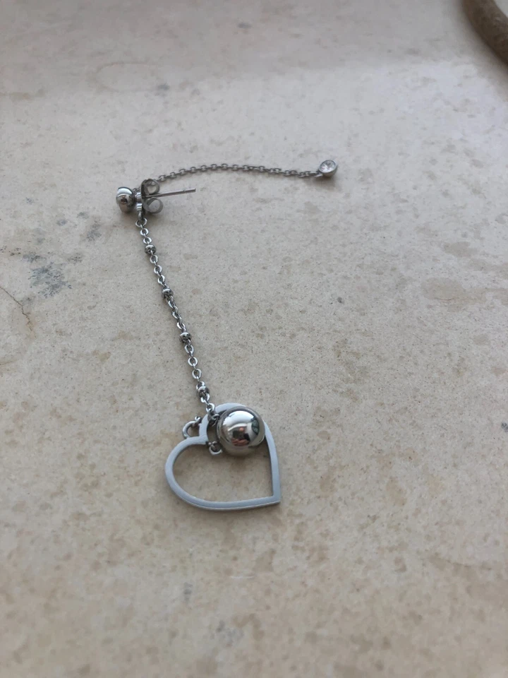 Orecchino argentato con pendente a forma di cuore - Immagine 1 di 1