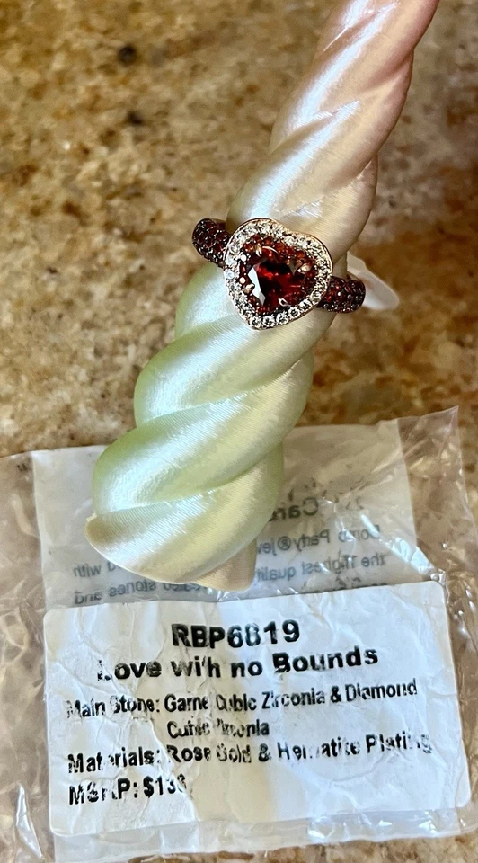 Anillo corazón Bomb Party RBP6819 Love With No Bounds granate circonita cúbica y diamante circonita talla 6 Foto 1 de 4