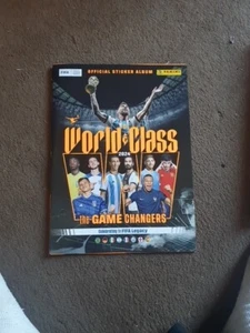 💥ALBUM UFFICIALE PANINI FIFA WORLD CLASS 2024 - & 6 ADESIVI OMAGGIO!!!! - Foto 1 di 4