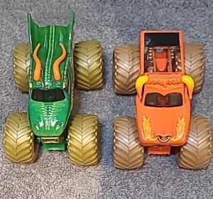2 X Hot Wheels Monster Jam Monster Trucks Dragon y El Toro Loco 1:64 en muy buena condición - Imagen 1 de 6