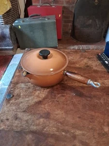 Cacerola vintage Le Creuset marrón hierro fundido esmaltado #20 con caño y mango de madera - Imagen 1 de 10