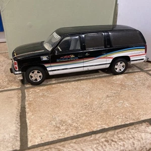 Brookfield Collectibles 1993 CHEVy SUBURBAN 1:24 SCALE diecast MODEL SUV Bank - Picture 1 of 8