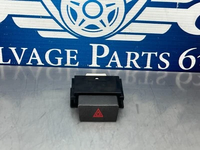 Botão interruptor luz de perigo Lexus LS460 2007 - 15C059 - 185k - Imagem 1 de 4