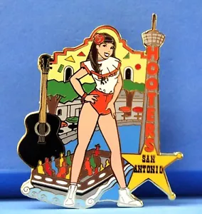 HOOTERS CAMARERA MORENA NIÑA SAN ANTONIO TEXAS TX RIVER WALK PIN DE SOLAPA GUITARRA - Imagen 1 de 3