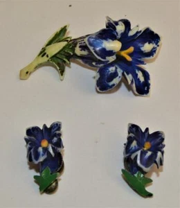 Vintage 50s Blanco Azul Plástico Flor de Lirio Forma Set Pendientes Clip Broche - Imagen 1 de 3