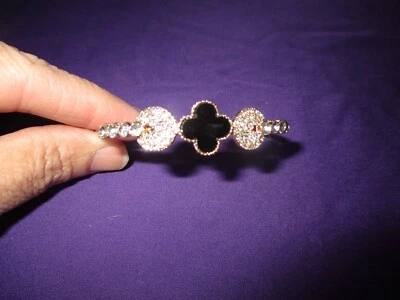 Brazalete de trébol dorado y negro con pedrería Foto 1 de 4