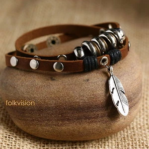 12 PIEZAS Venta al por mayor SURFISTA HECHA A MANO 2 ENVOLTURAS CUERO PLUMA COLGANTE PULSERA LB021 - Imagen 1 de 2