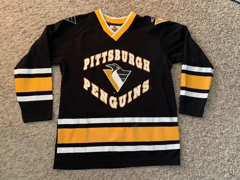 Pittsburgh Penguins Jersey - Size Medium (8521) Cover