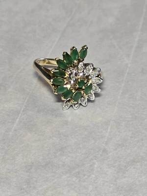 Anillo en aerosol con acento de diamantes esmeralda marquesa de oro amarillo de 10 k tamaño 6,75 (3,74 g) Foto 1 de 4