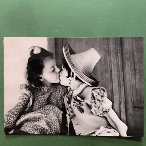  BORDIGHERA 2 KINDER KÜSSEN POSTKARTE GEREIST VERSCHICKT 1954 - Bild 1 von 2