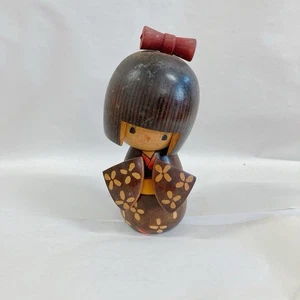 Japanische Kokeshi Puppe Mädchen von Tomio Ishida, handgefertigte Holzpuppe - Bild 1 von 4