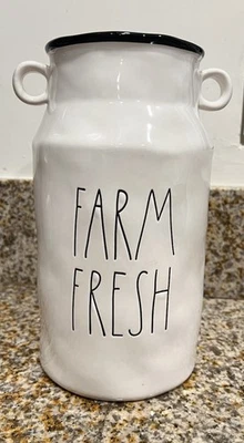Jarrón jarra de leche fresca Rae Dunn de Magenta Farm blanco/negro Foto 1 de 4