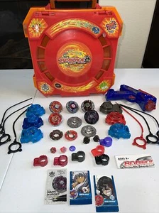 BEYBLADES - LOTTO METAL FUSION PIÙ CUSTODIA BATTLE ARENA E SPINNER.  - Foto 1 di 5