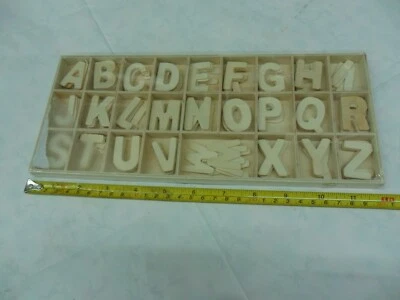 LETTERE IN LEGNO altezza 3 cm circa  scatolo con 130 pezzi 5 per carattere - Immagine 1 di 4