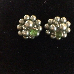 Vintage 50's Gold Tone Cluster Bead Clip Earrings Sea Green - Picture 1 of 3