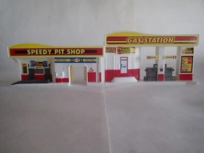 Vintage SPEEDY PIT SHOP GAS STATION Plastic Play Set, Automobile Car Collectible - Image 1 of 4