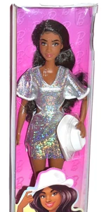 NEU! 2024 Fashionistas Barbie #239 AA Puppe mit SILBERNEM KLEID & COWBOYHUT #HYT95 - Bild 1 von 5