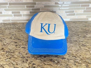 Sombrero trasero con broche "KU" Universidad de Kansas - Imagen 1 de 2