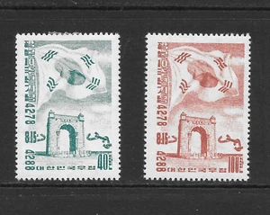 KOREA SCOTT 218 - 219 MH SET - 1955 FLAG & ARCH OF INDEPENDENCE ISSUE - Picture 1 of 2