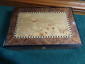 JOYERO GRANDE CON INCRUSTACIONES DE MADERA BURL, BANDEJA EXTRAÍBLE, 14,25" X 9,5", LLAVES - Imagen 1 de 14