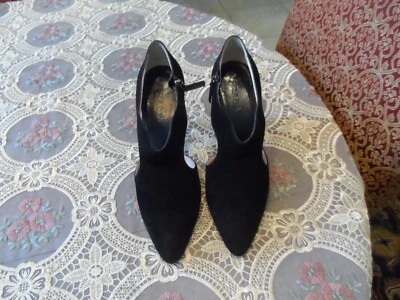 Zapatos de salón Prada de gamuza negros con detalle de recortes talla 38,5 M Foto 1 de 4