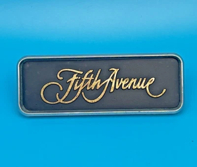 Chrysler New Yorker 1990-1993 "FIFTH AVENUE" emblema de tablero MOPAR OEM 04460833 DORADO Foto 1 de 4