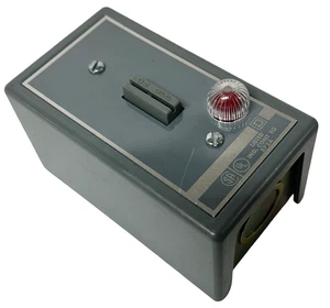 Square D 572A Manual Starter Switch 600VAC - Picture 1 of 2