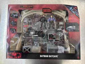 DC Comics Batman Baticueva con exclusivo juego de acción Batman y Pingüino R4 - Imagen 1 de 2