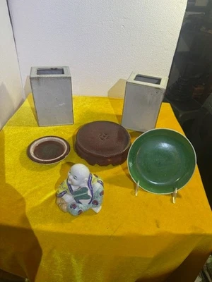 Grupo de soportes chinos de porcelana de finales del siglo XIX plato 2 almohadas y 1 niño de porcelana Foto 1 de 4