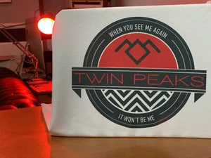 Camiseta Twin Peaks Emblem - Camiseta inspirada en David Lynch Black Lodge por Rev-Level - Imagen 1 de 5