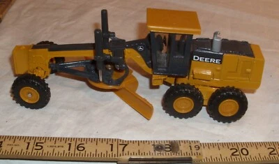 ERTL JOHN DEERE ROAD GRADER CONSTRUCTION MODEL TOY - Image 1 of 3
