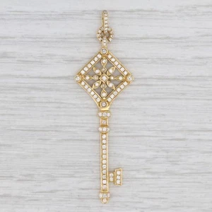 Nuevo Colgante De Llave Esqueleto De Diamante De 0.52ctw En Oro Amarillo De 18k - Imagen 1 de 6
