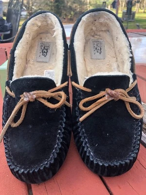 zapato 8 mujer mocasín UGG negro gamuza cuero piel de oveja forro suela goma Foto 1 de 4